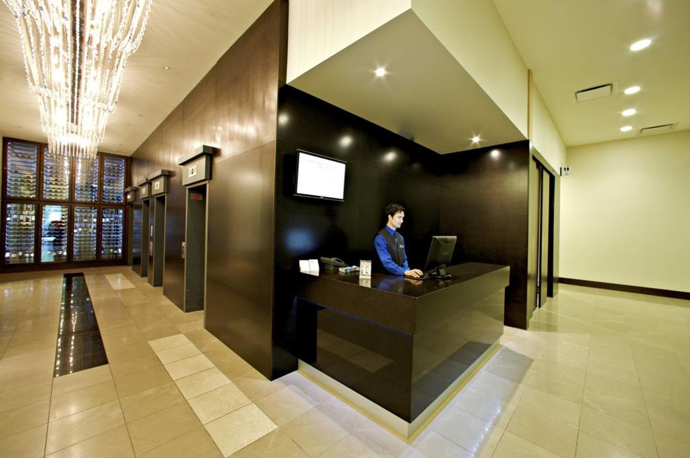 Century-Plaza-Hotel---Spa-Vancouver-Lobby-11