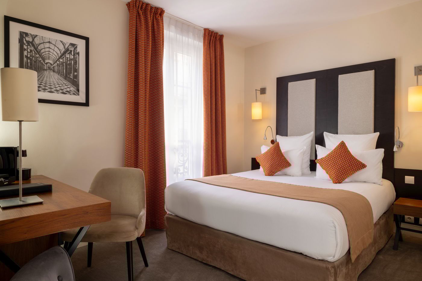 Hotel-Elysees-Bassano-Room-17