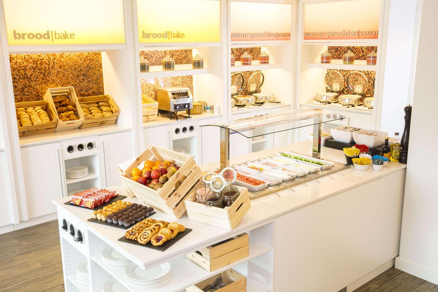 Hampton-by-Hilton-Amsterdam-Airport-Schiphol-Restaurant-27