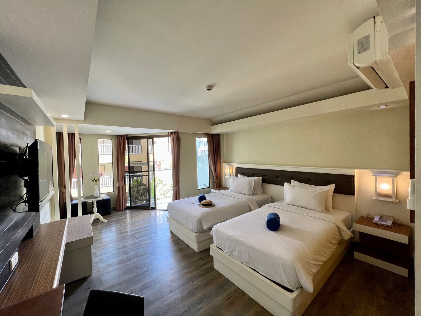 LA-Vintage-Resort--Former-Poppa-Palace--Room-13