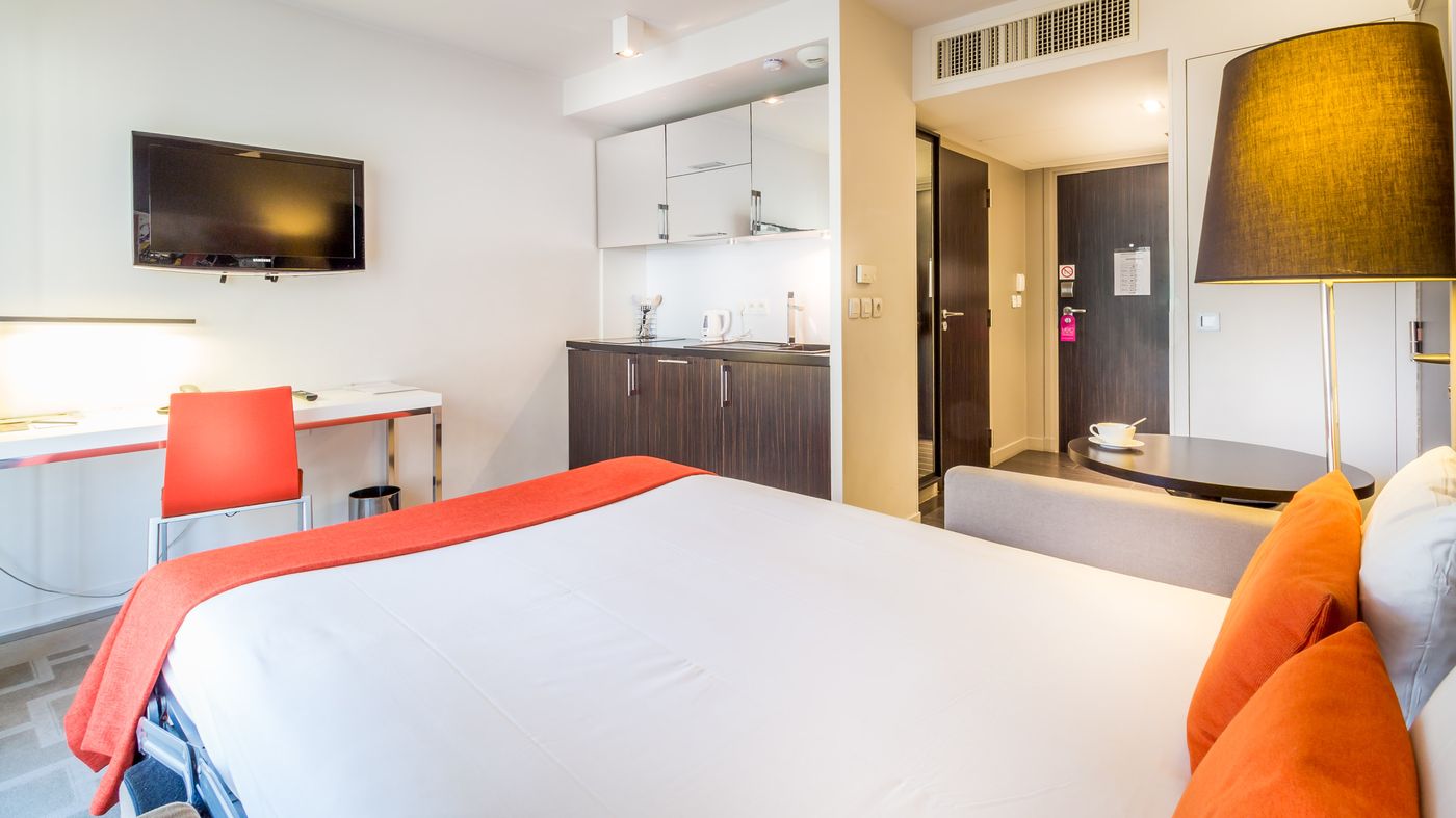 Hipark-Design-Suites-Nice-Room-11
