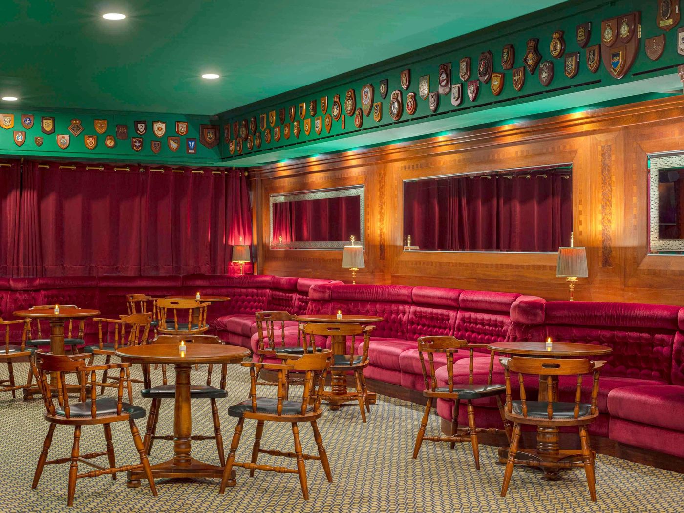 Queen-Elizabeth-2-Hotel-Bar-73