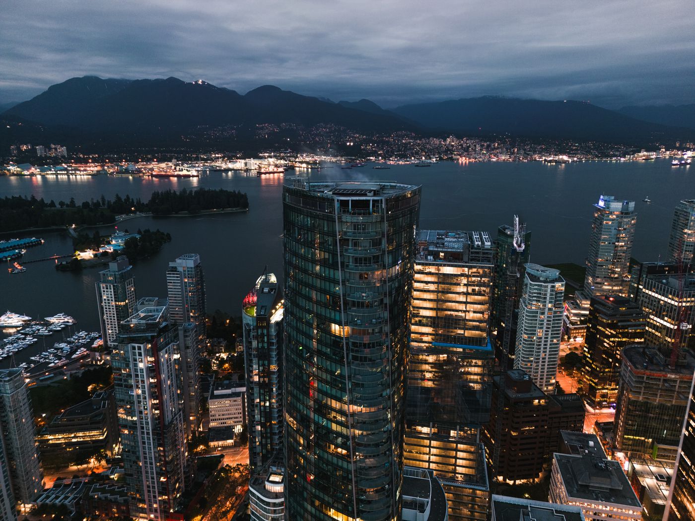 Paradox-Hotel-Vancouver-General-view-9