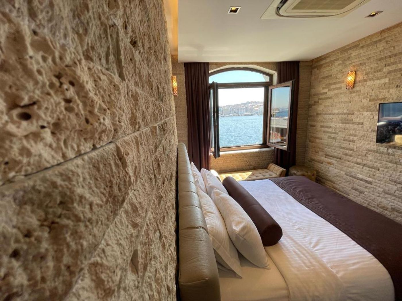 Weingart-Port-Seaside-Hotel-Room-4