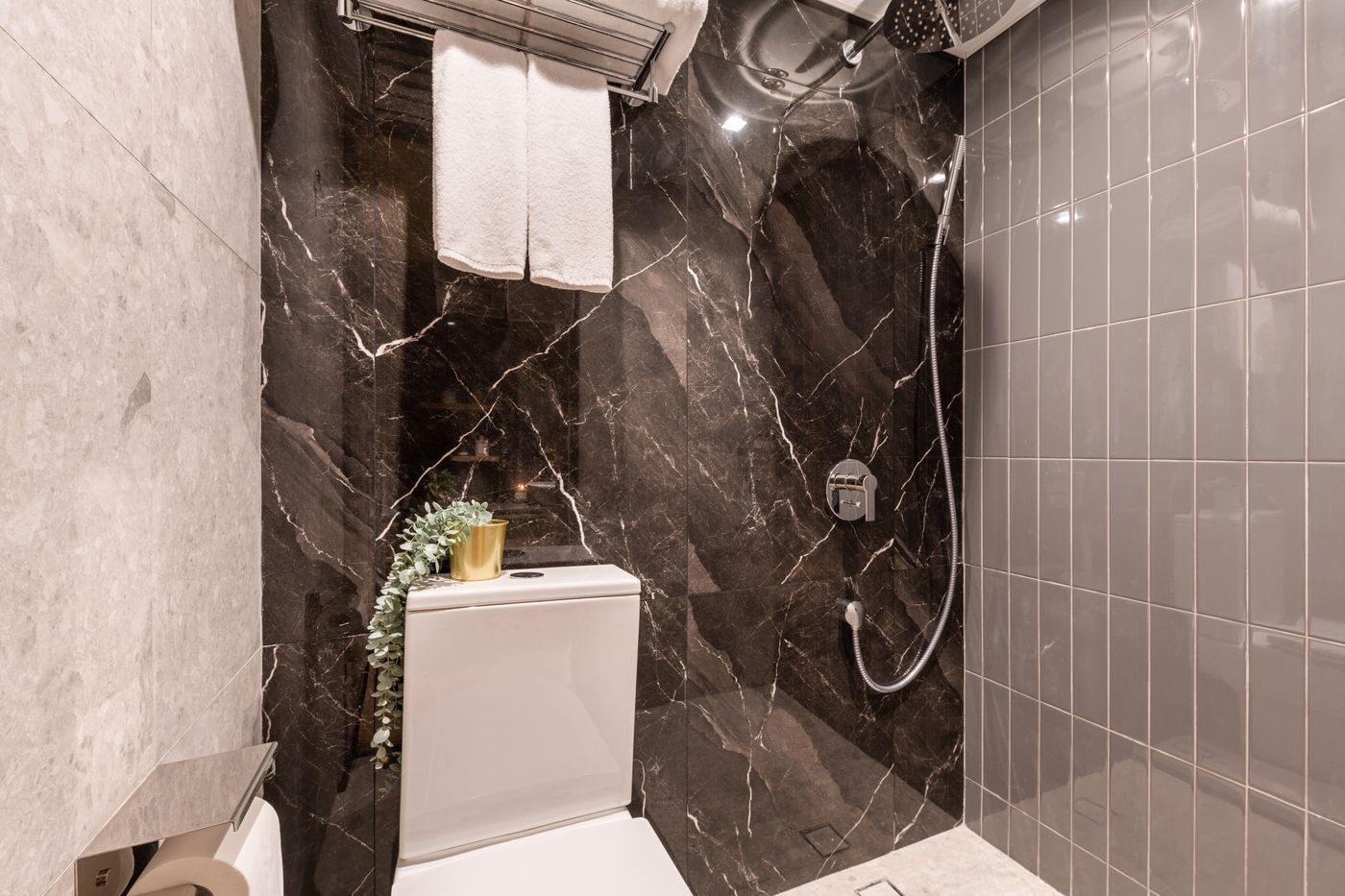 Dash-Living-on-Hollywood-Room-27