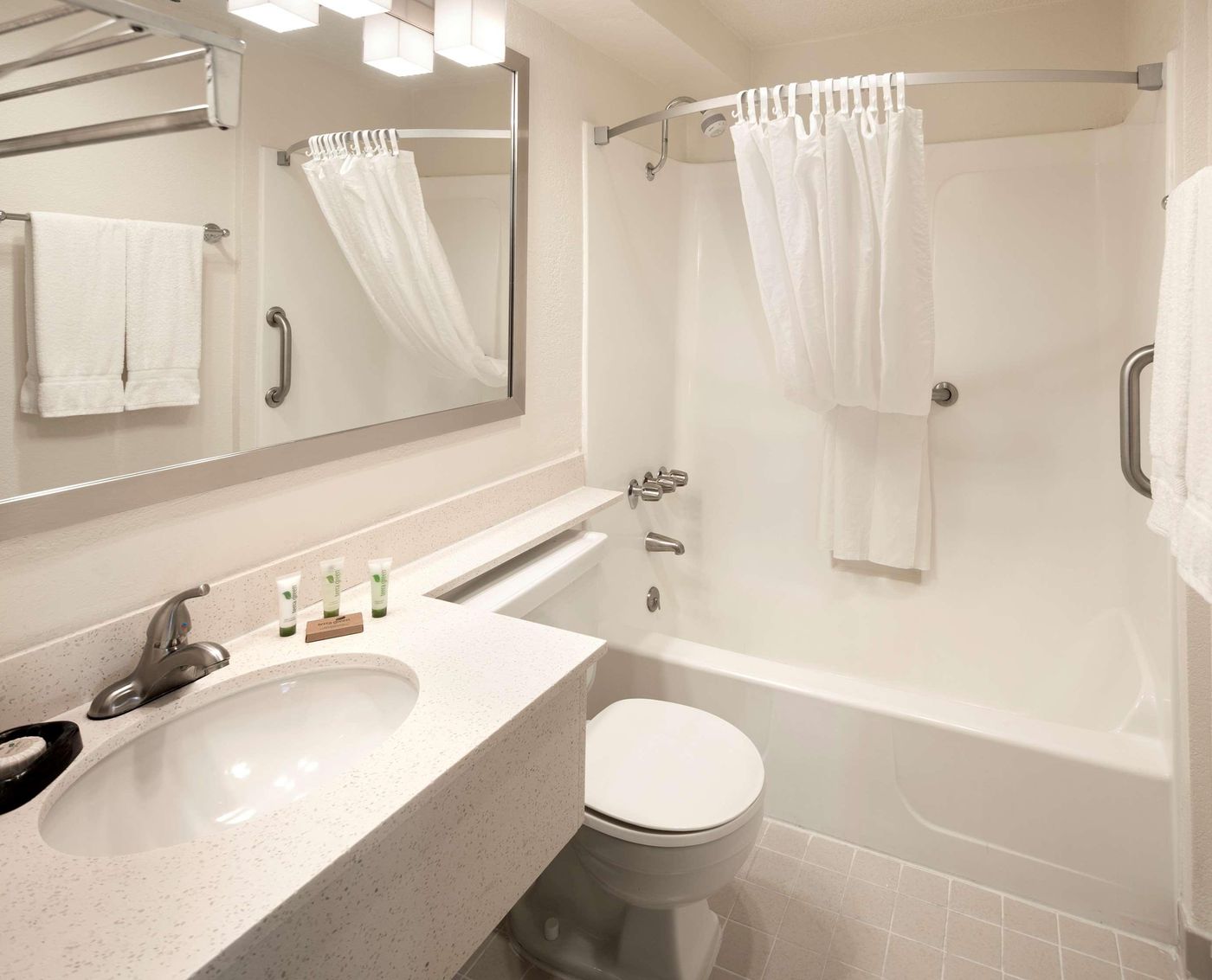 Golden-Sails-Hotel-Long-Beach-Room-10