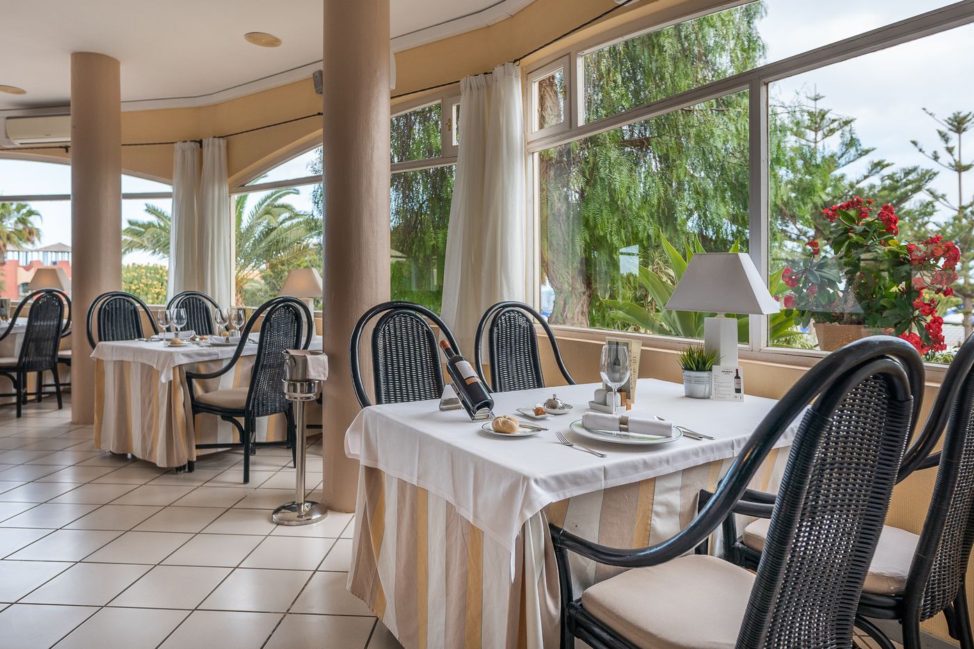 Risco-del-Gato-Suites-LIVVO-Senses-Collection-Restaurant-40