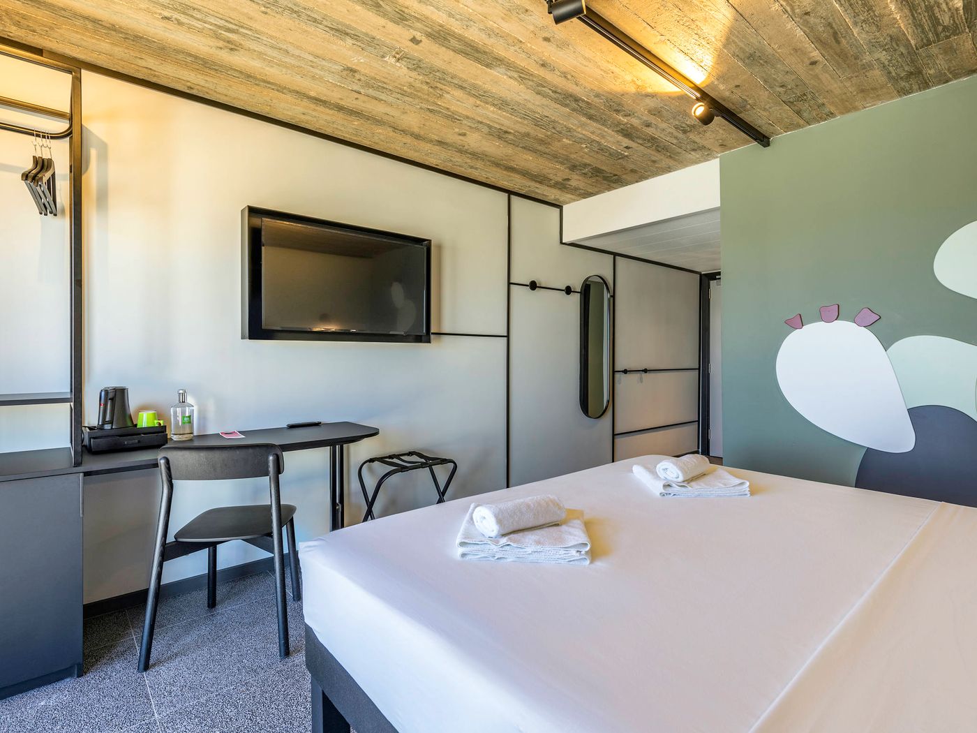 ibis-Styles-ST-Pauls-Bay-Malta-Room-17