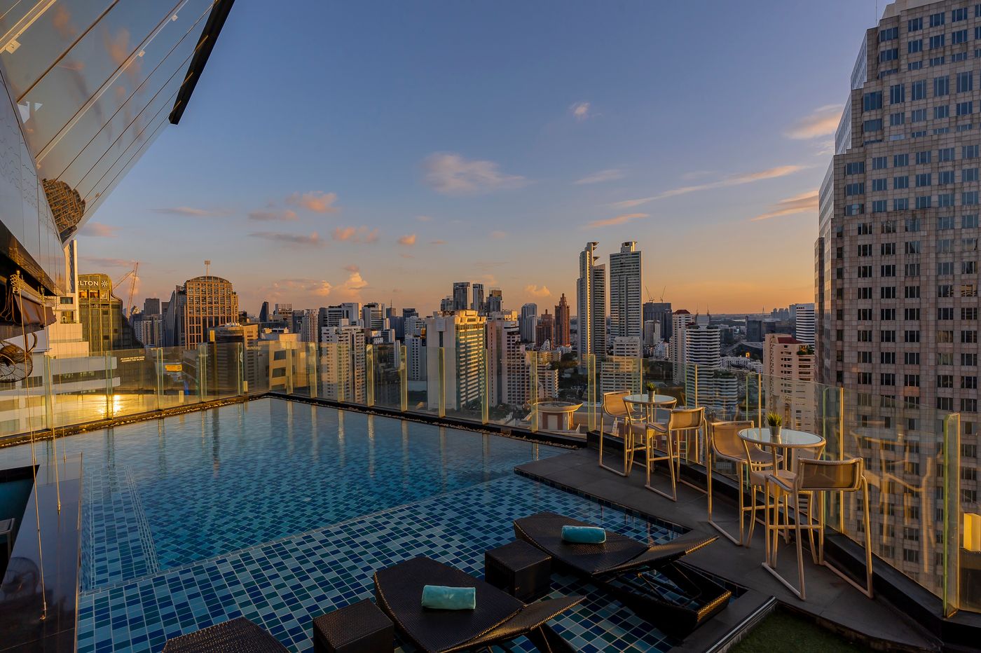 The-Continent-Hotel-Sukhumvit---Asok-BTS-Bangkok-Pool-3
