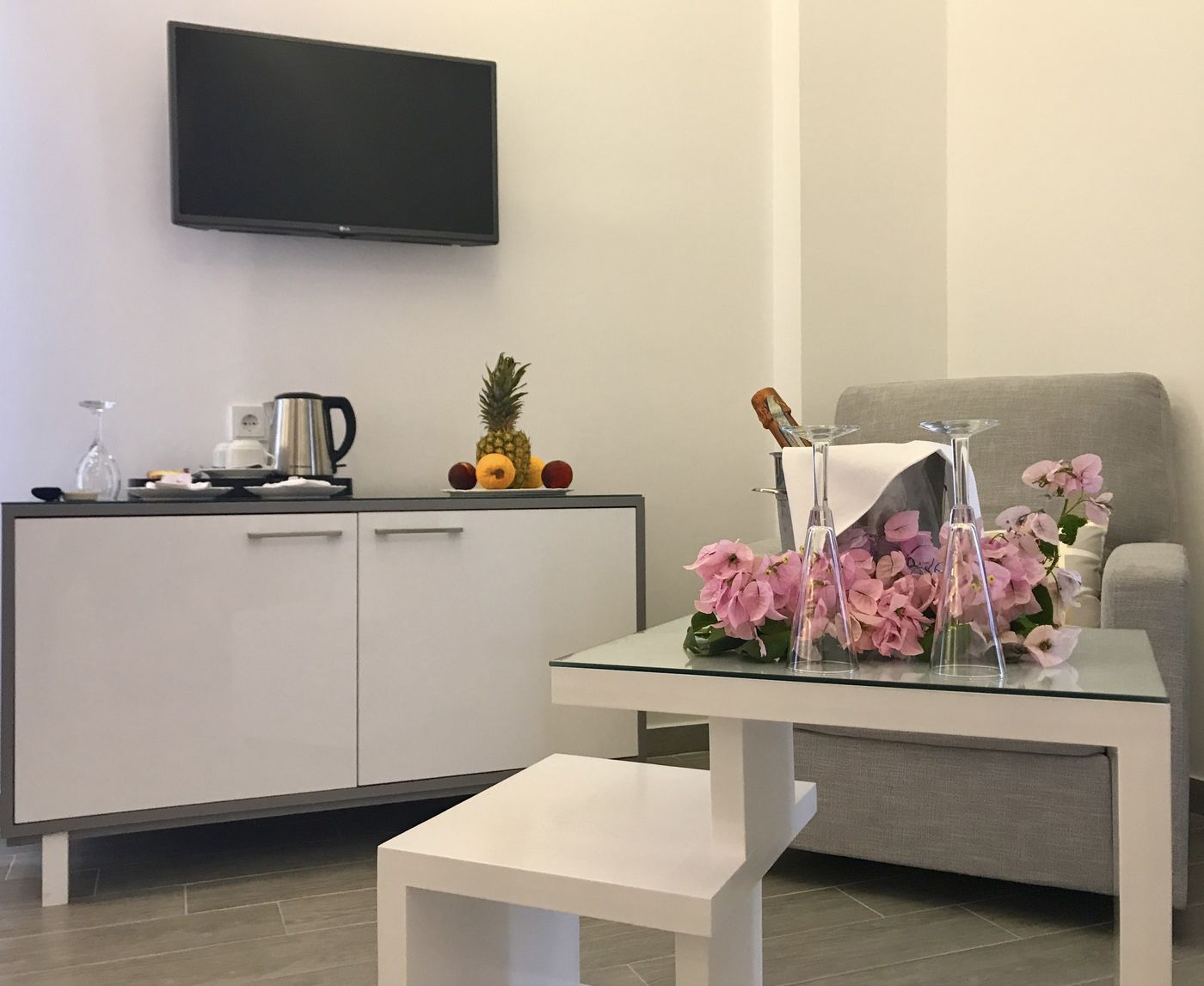 Bruskos-Hotel-and-Suites-Room-33