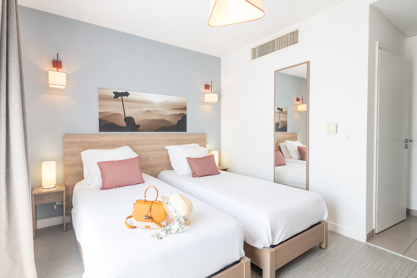 Comfort-Suites-Cannes-Mandelieu-Room-25