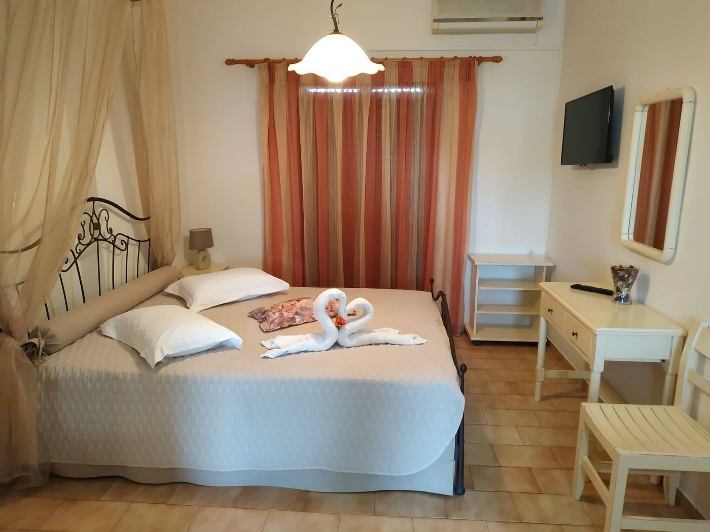 Eleni-s-Garden-Room-19