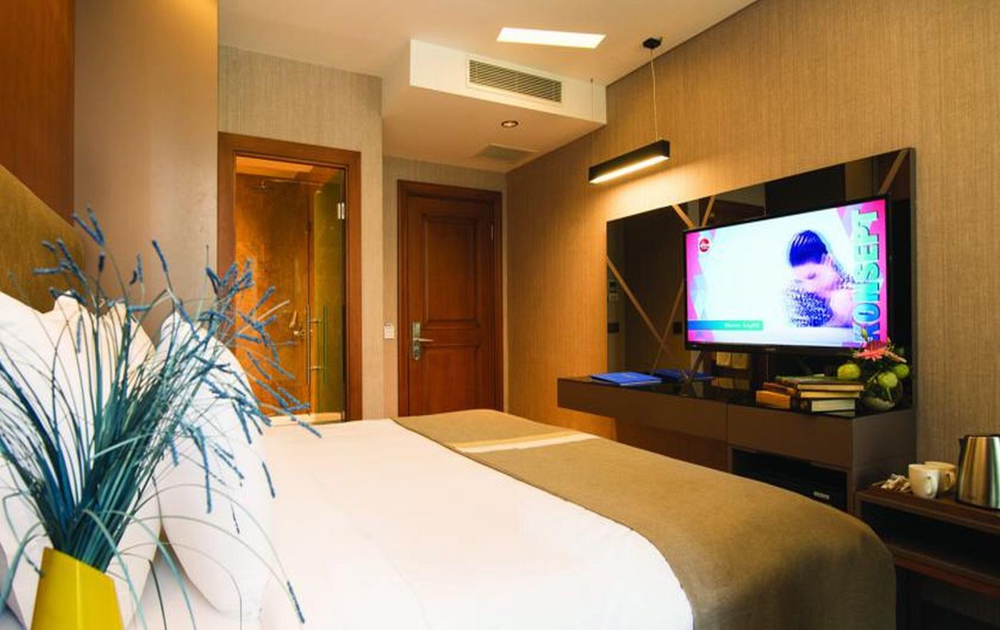 Blueway-Historical-Hotel-Room-14