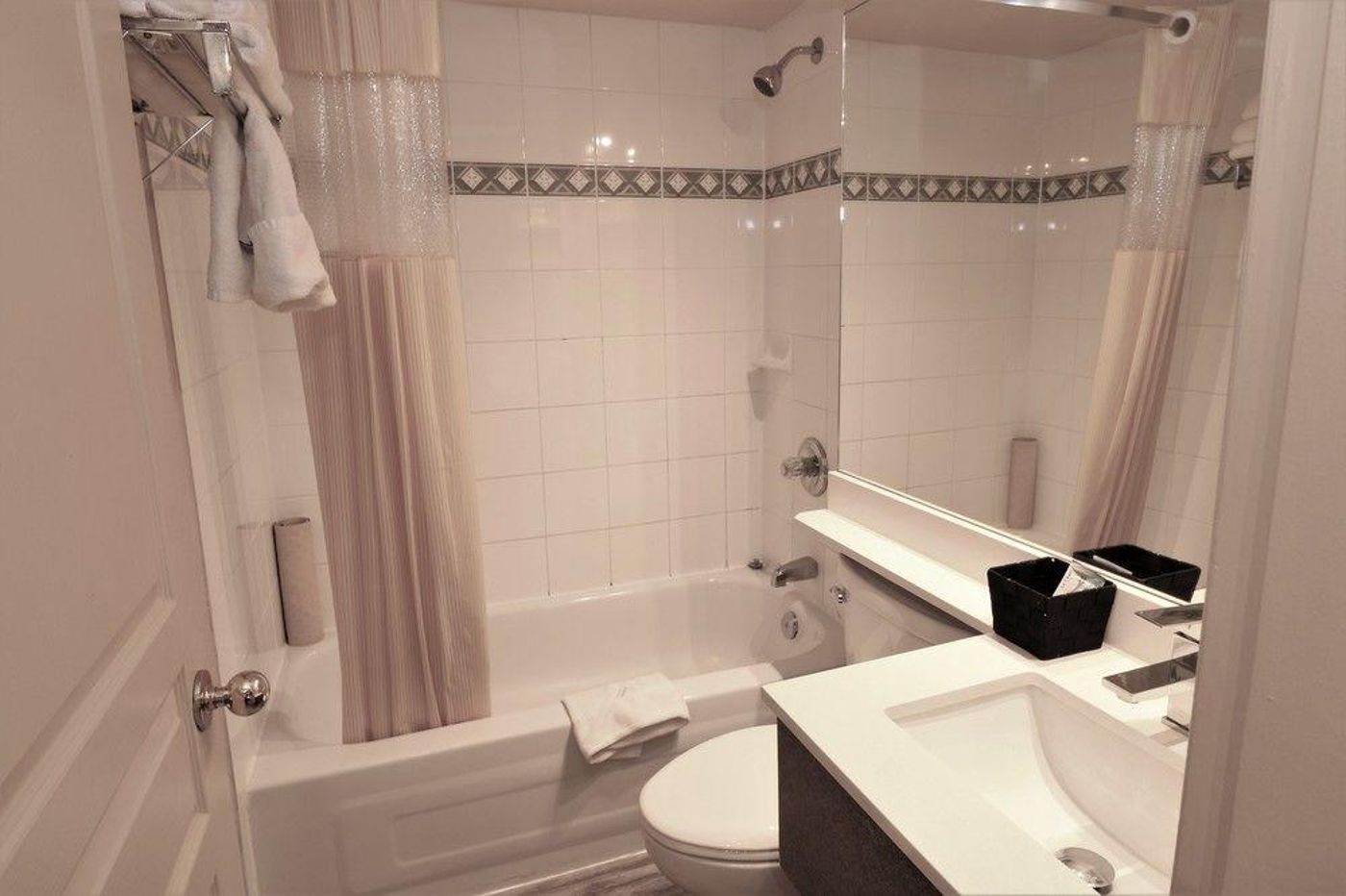 Divya-Sutra-Suites-on-Robson-Downtown-General-view-36