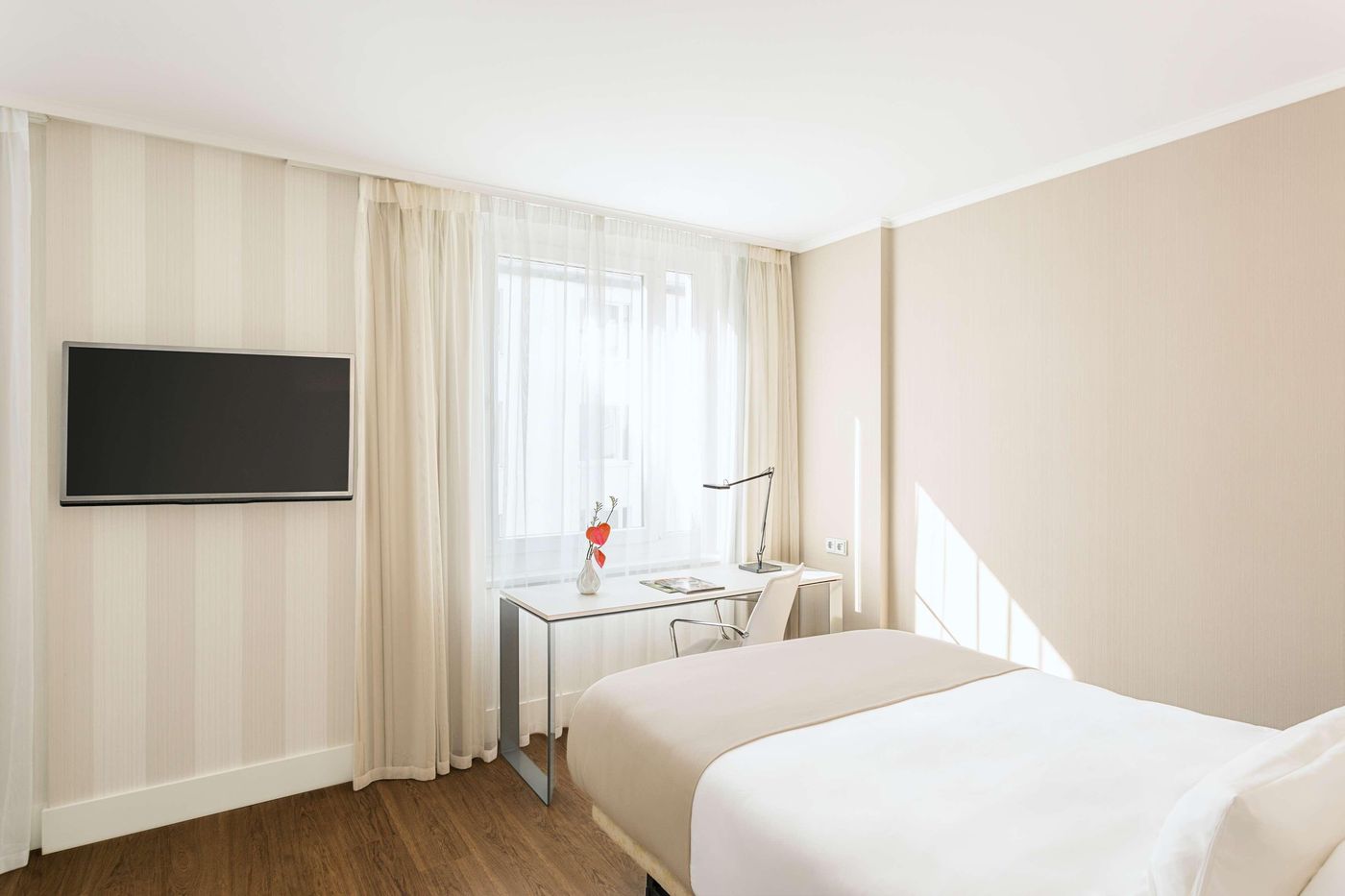 NH-Collection-Berlin-Mitte-am-Checkpoint-Charlie-Room-41