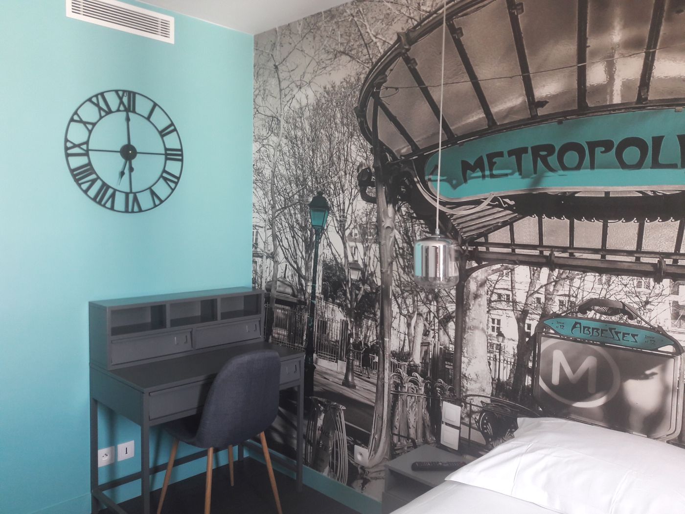 Le-Glam-s-Hotel-Room-7