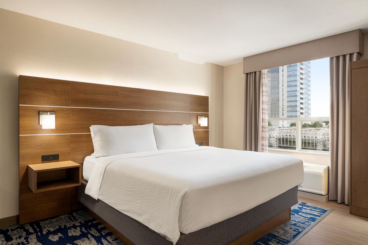 Holiday-Inn-Express-Vancouver-Metrotown--Burnaby--Room-10