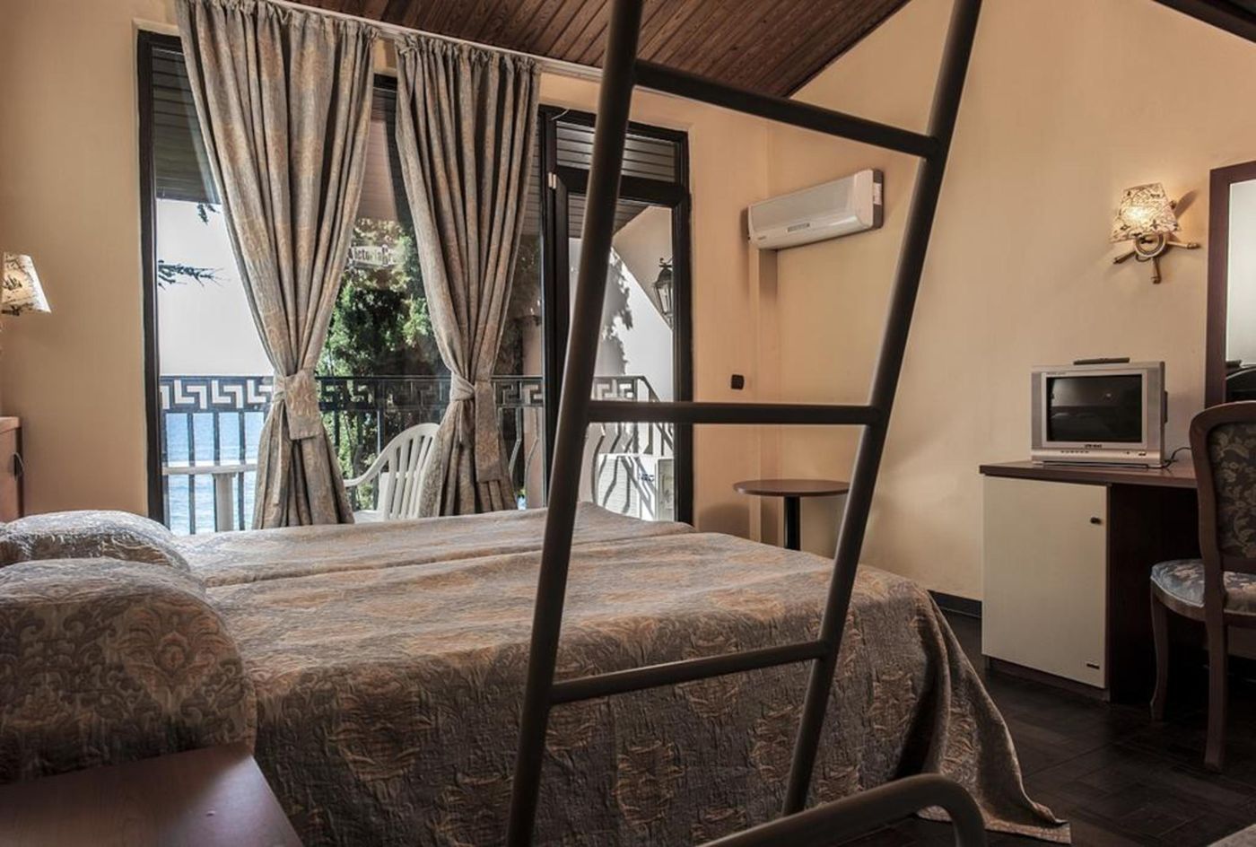 Elenite-Holiday-Village-Room-23