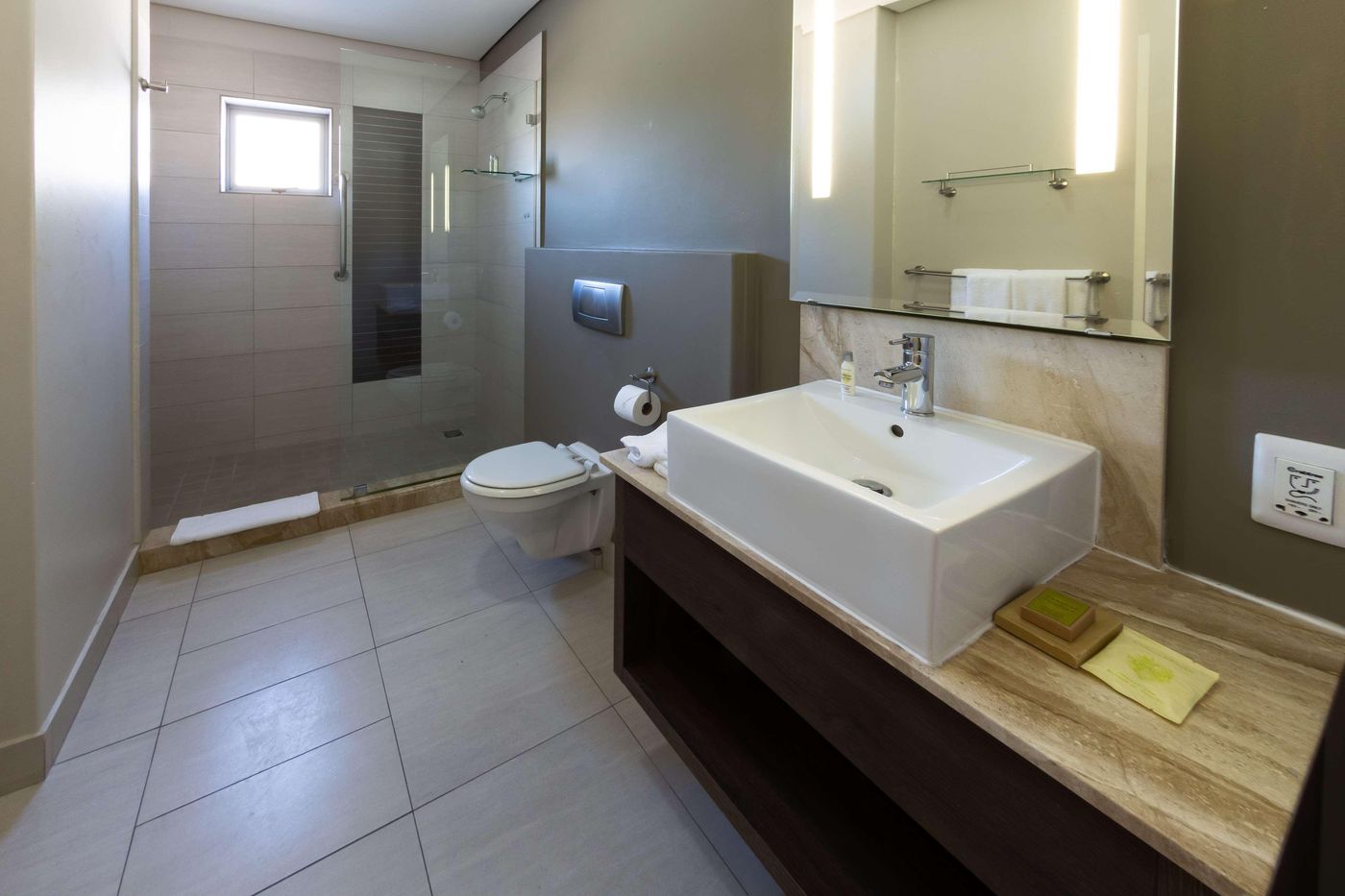 Doubletree-by-Hilton-Cape-Town-Room-50