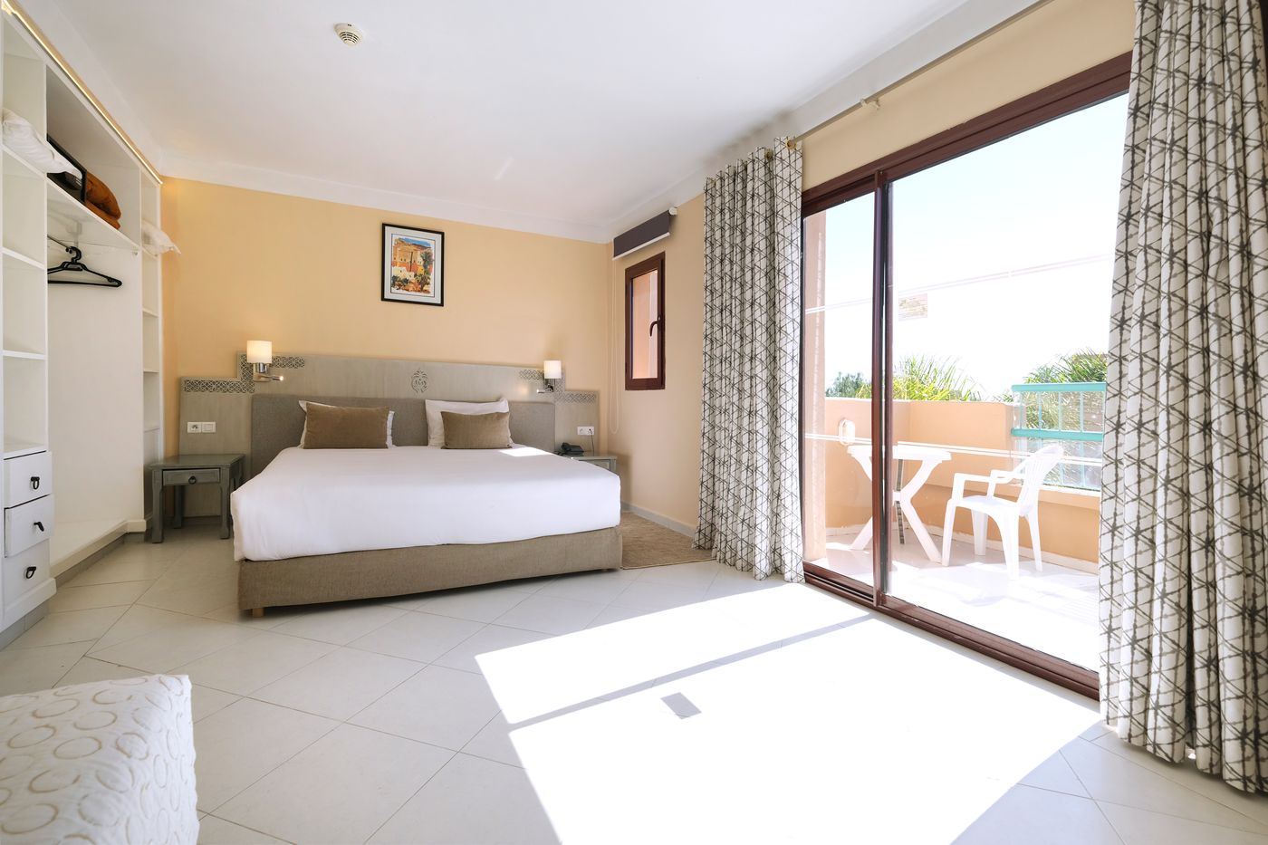 Valeria-Madina-Club-Room-27