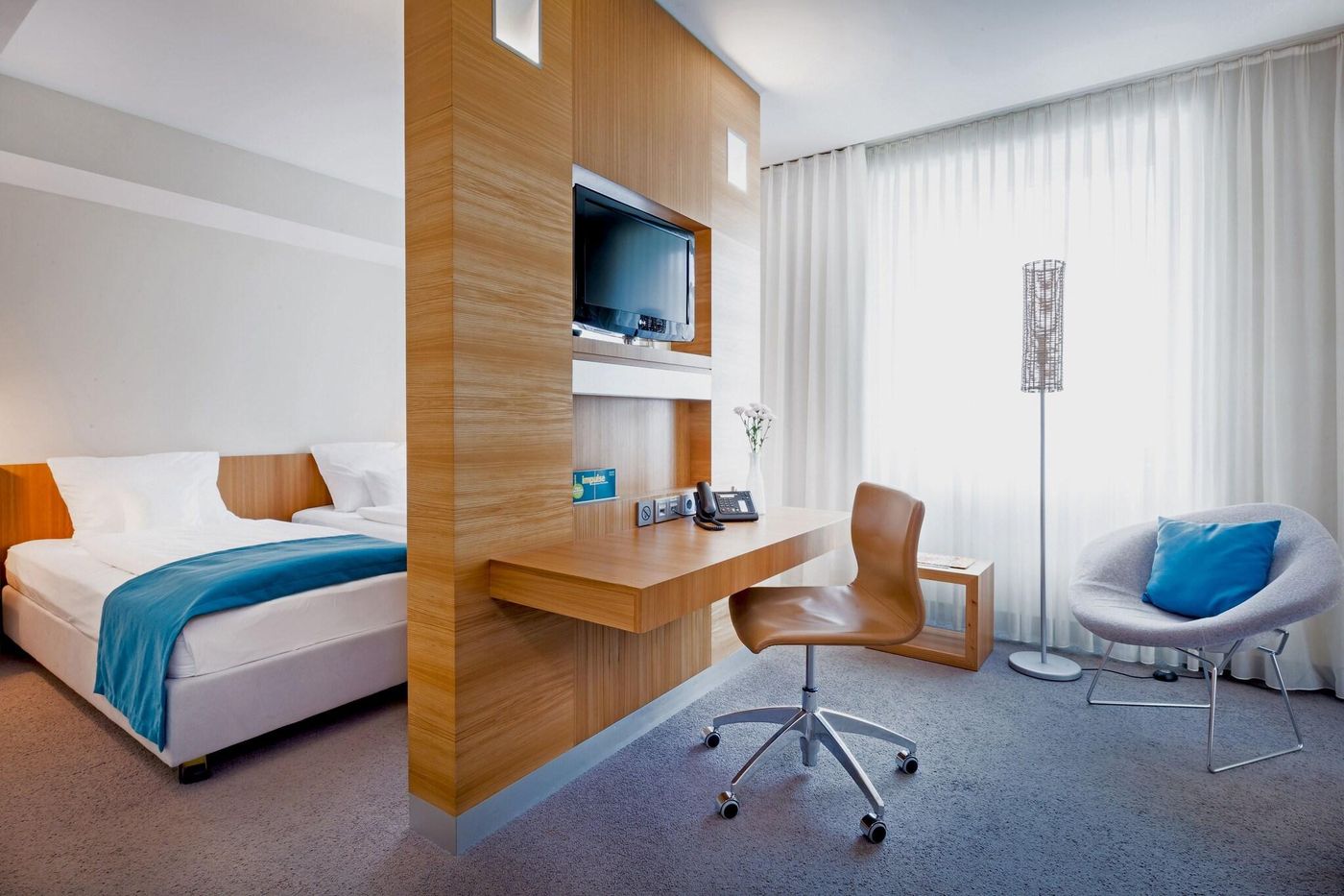 Lindner-Hotel-Berlin-Ku-damm--part-of-JdV-by-Hyatt-Room-8