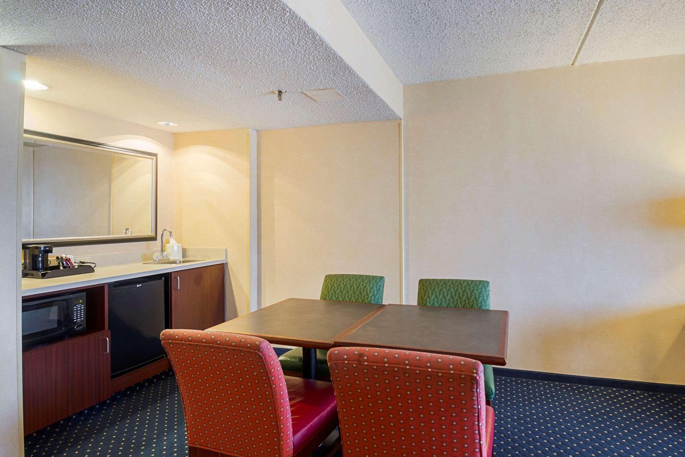 Quality-Inn-Boston-revere-Room-10