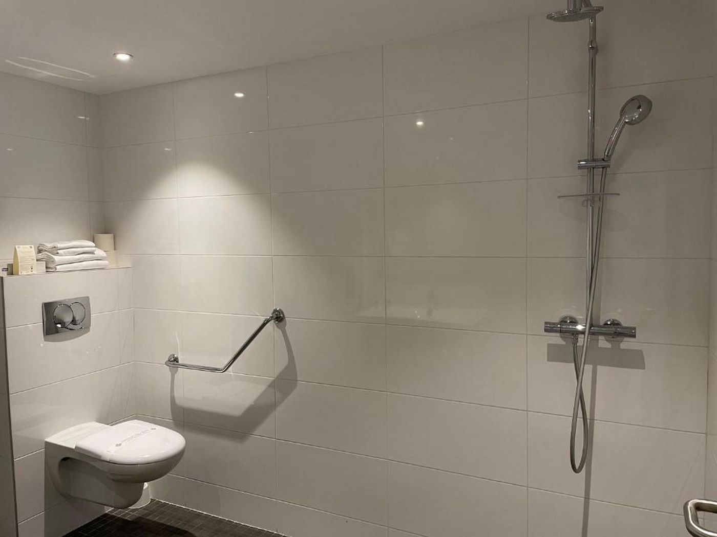 Abrial - France - CANNES - Room - 9