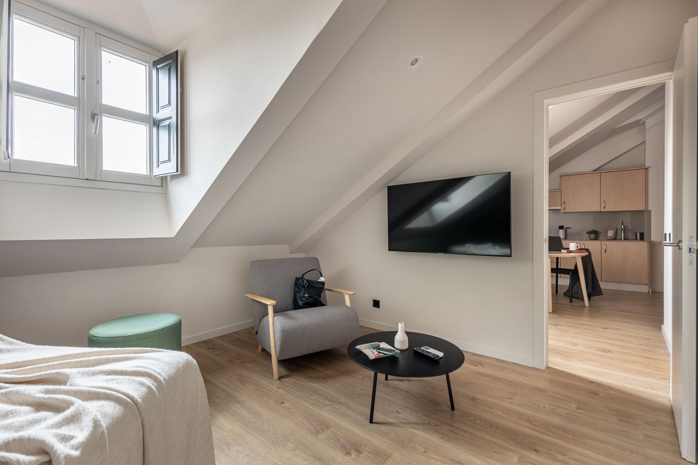 Room-Mate-Laura-Room-12