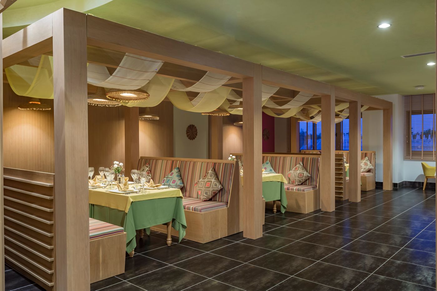 Royal-Taj-Mahal-Restaurant-48