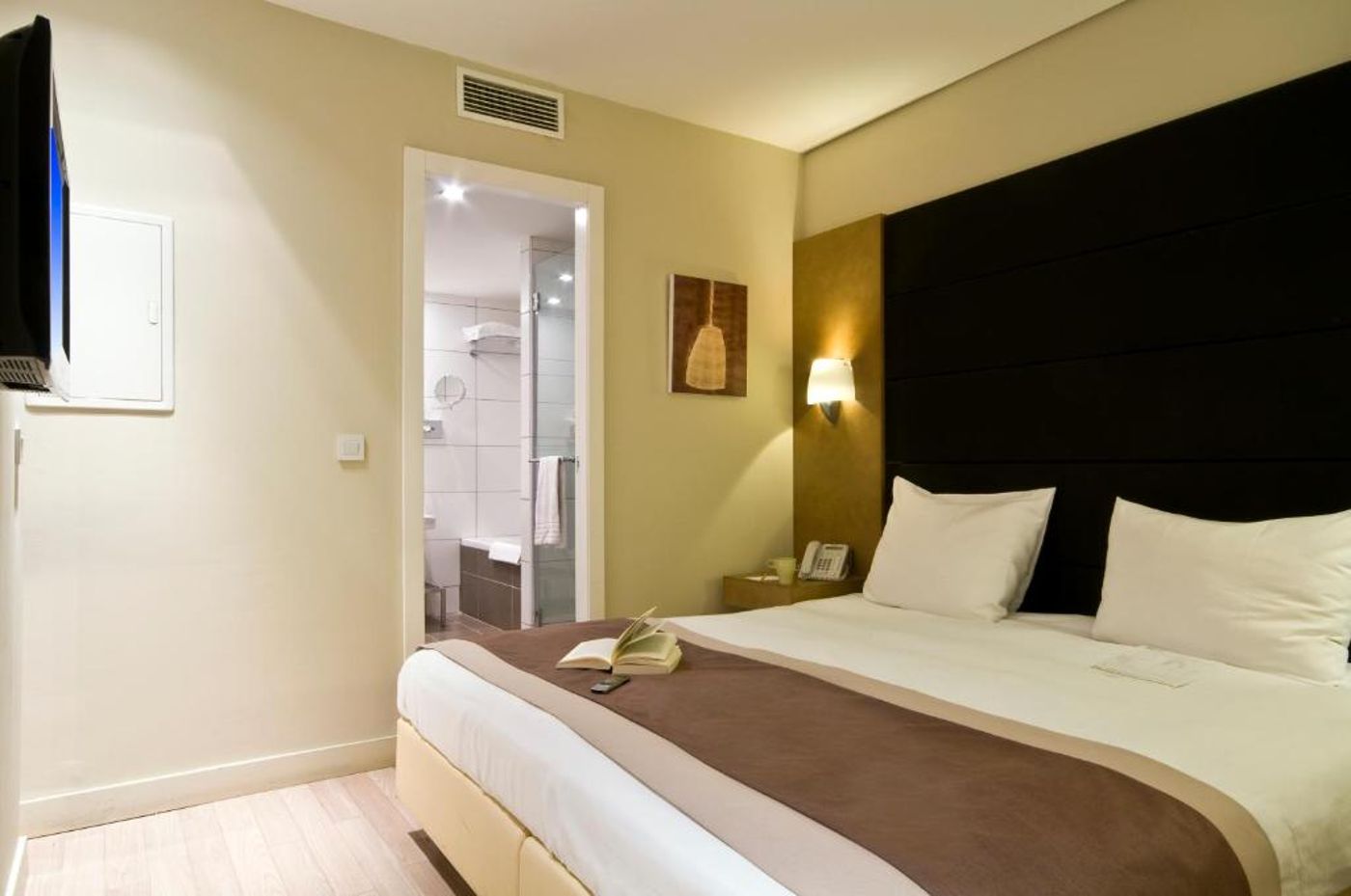 B-Aparthotel-Grand-Place-Room-9