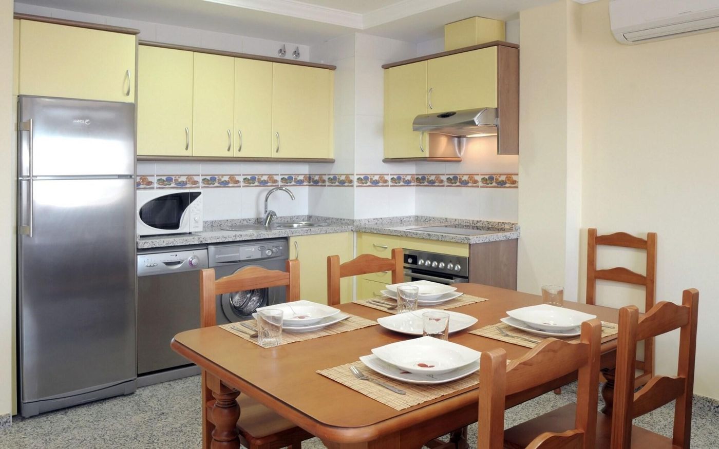 Apartamentos-Nuria-Sol-Room-18