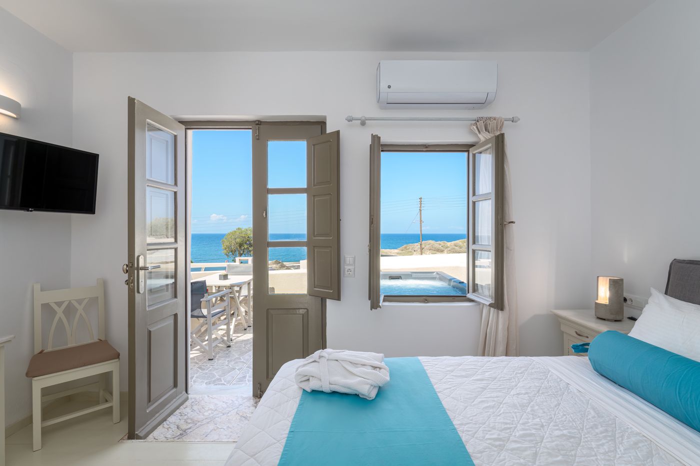 En-Plo-Boutique-Suites---Oia-Santorini-Room-36