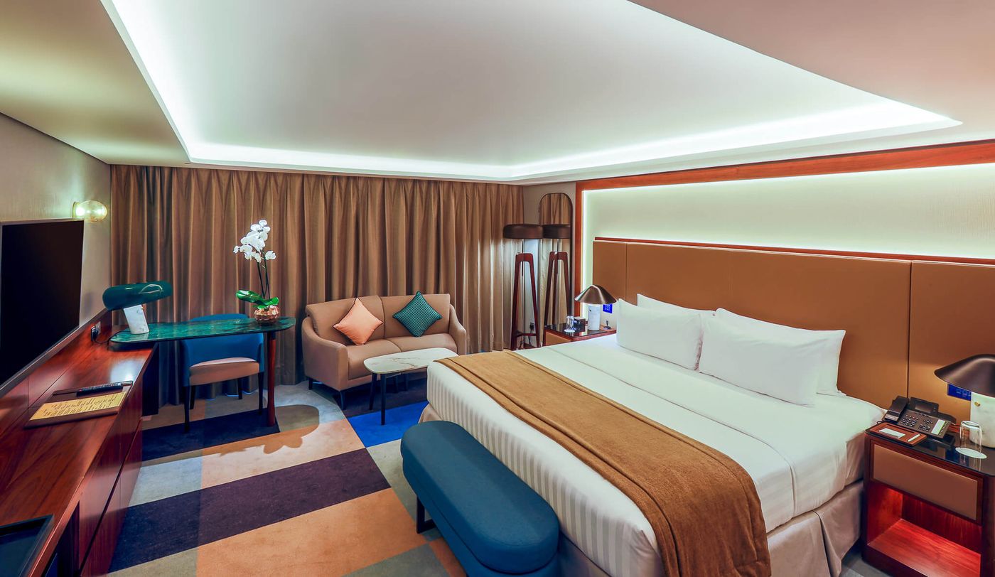 Queen-Elizabeth-2-Hotel-Room-14