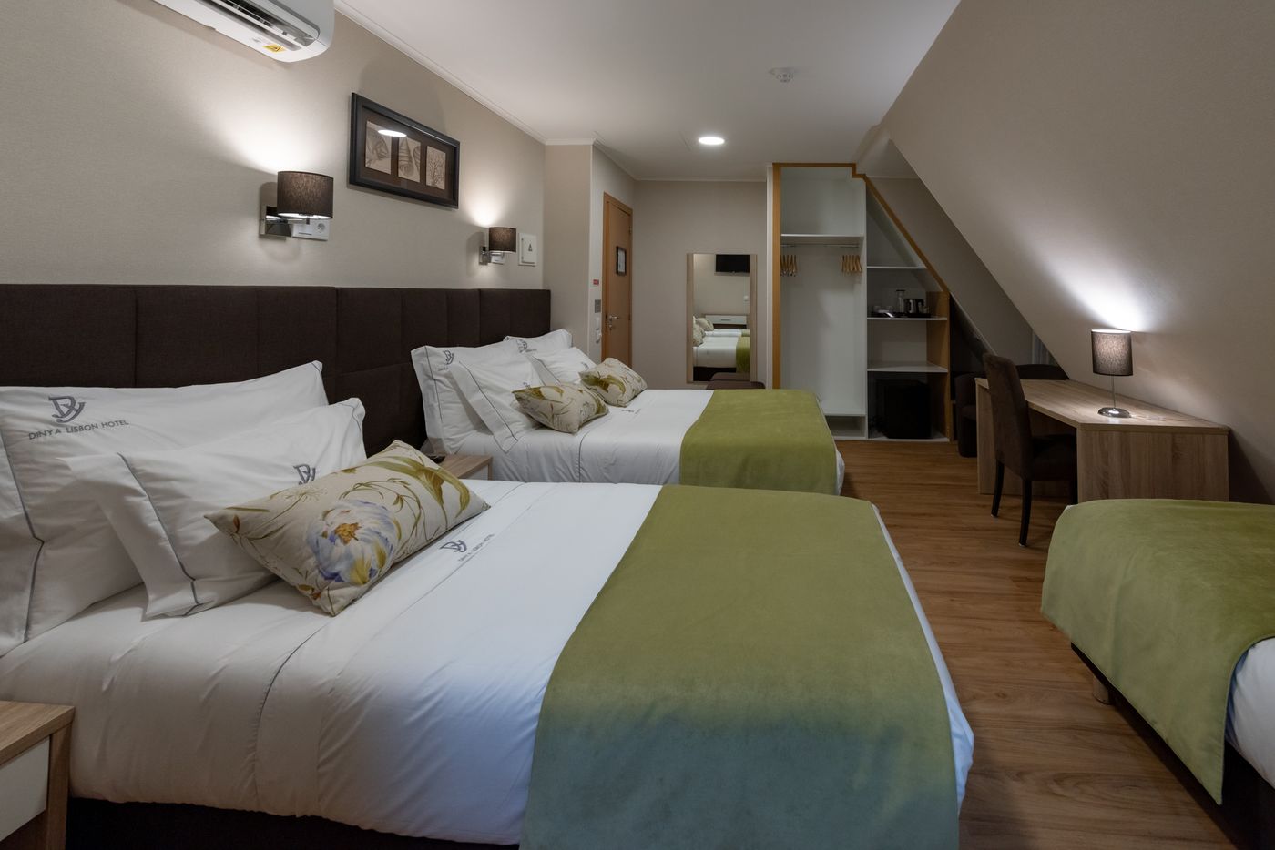 Dinya-Lisbon-Hotel---Lounge-Bar-Room-24