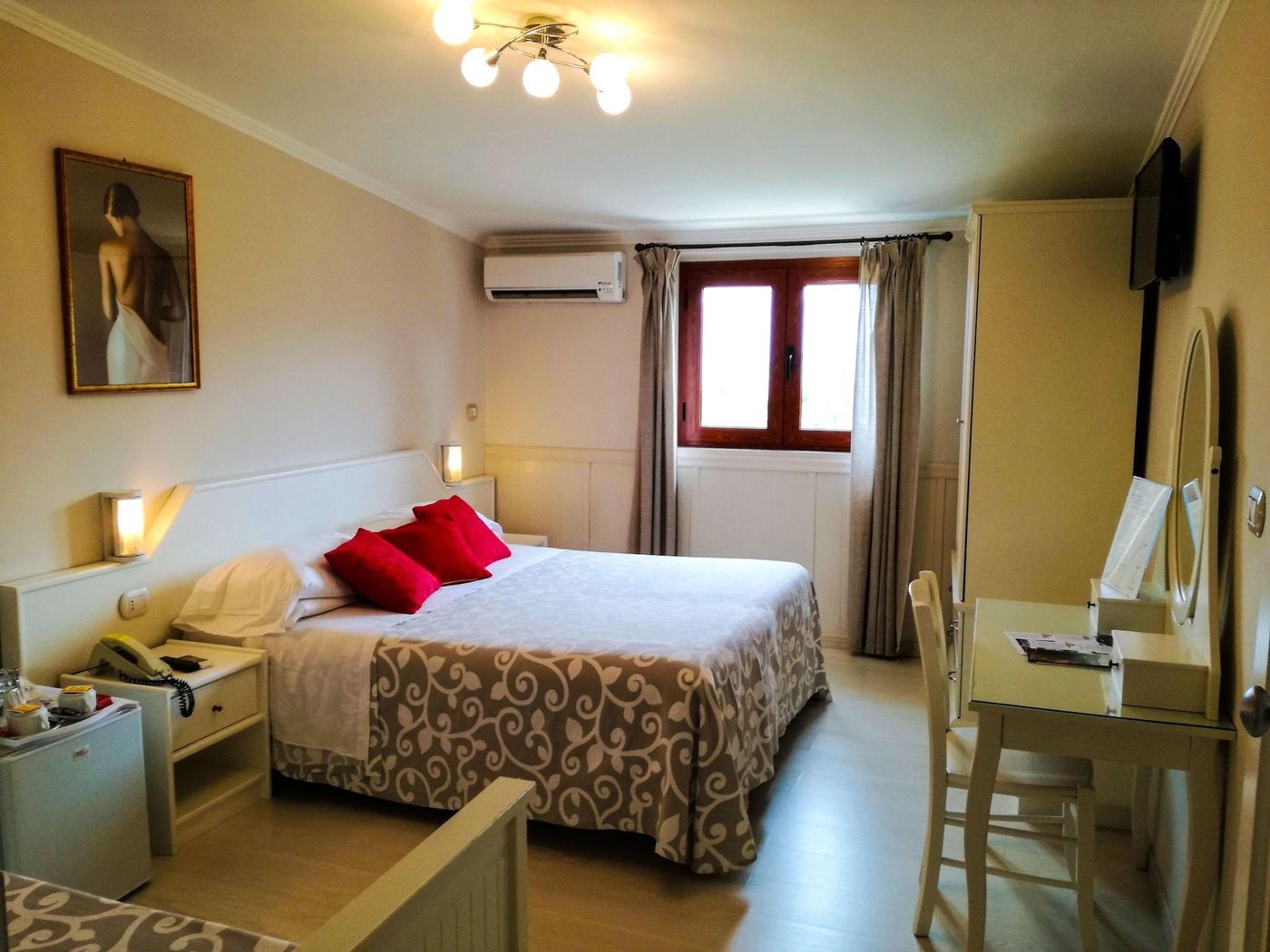 Villa-Fiorita-Room-5