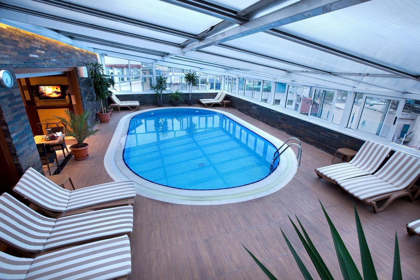 Hotel-Zurich-Istanbul-Pool-53