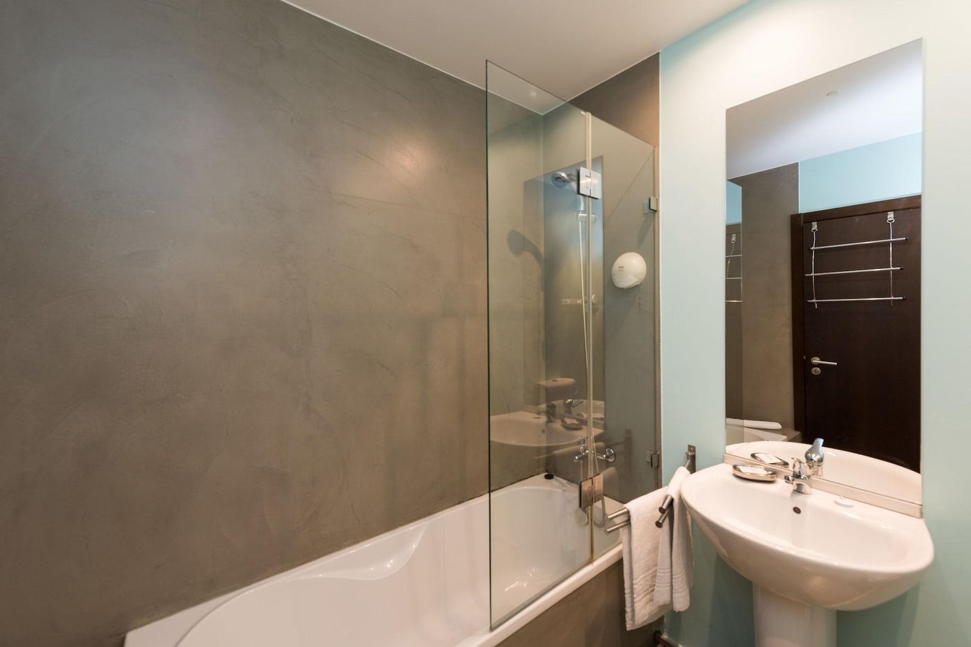 Alfama---Lisbon-Lounge-Suites-Room-79