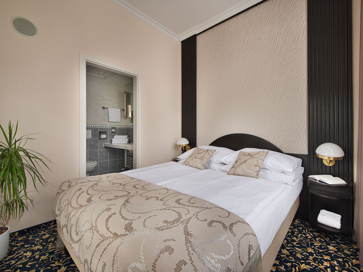 EA-Hotel-Royal-Esprit-Room-7