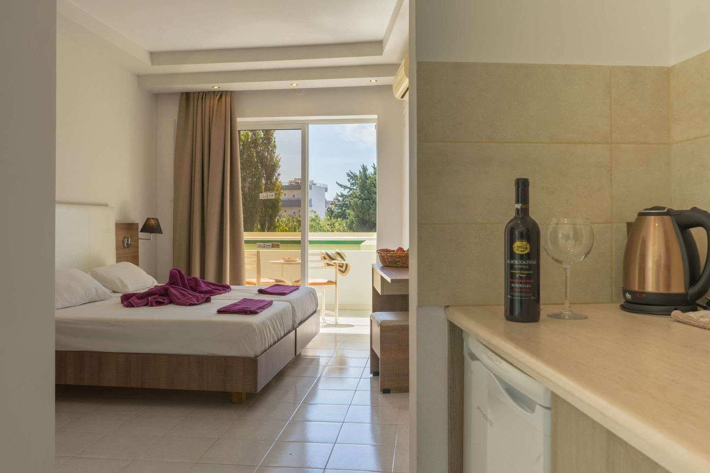 Stamos-Hotel-Room-38