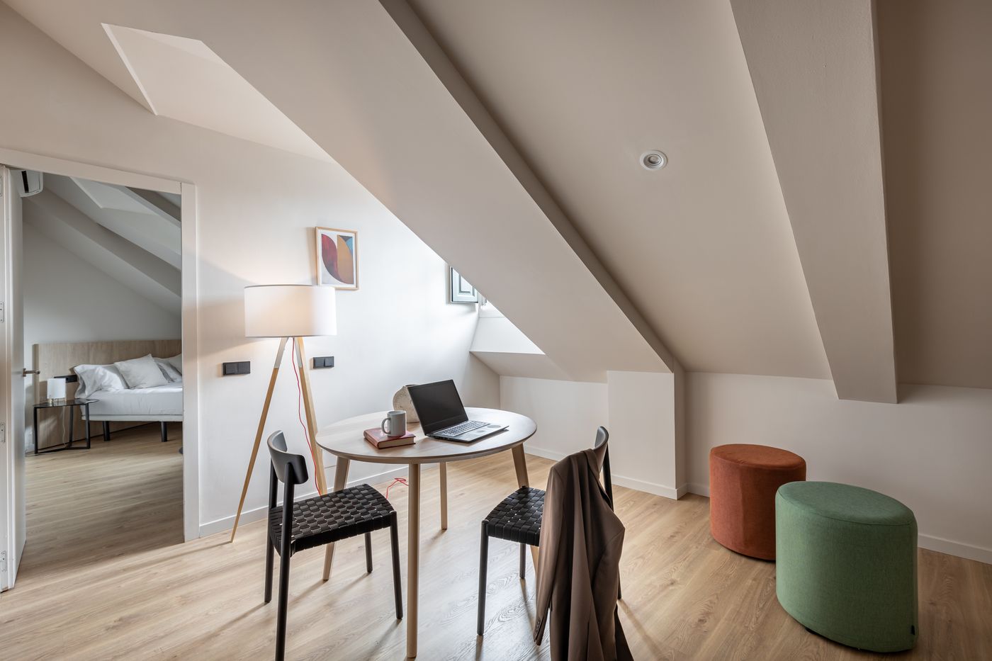 Room-Mate-Laura-Room-6