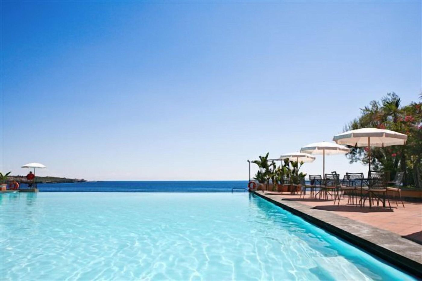 Santa-Tecla-Palace-Pool-9