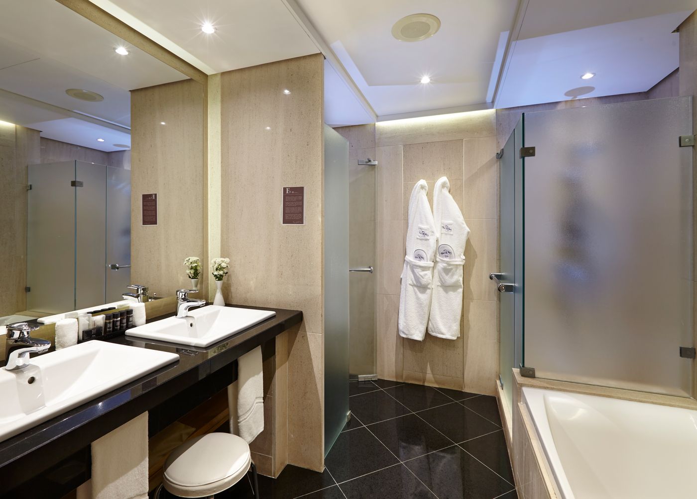 The-Cliff-Bay-Room-29