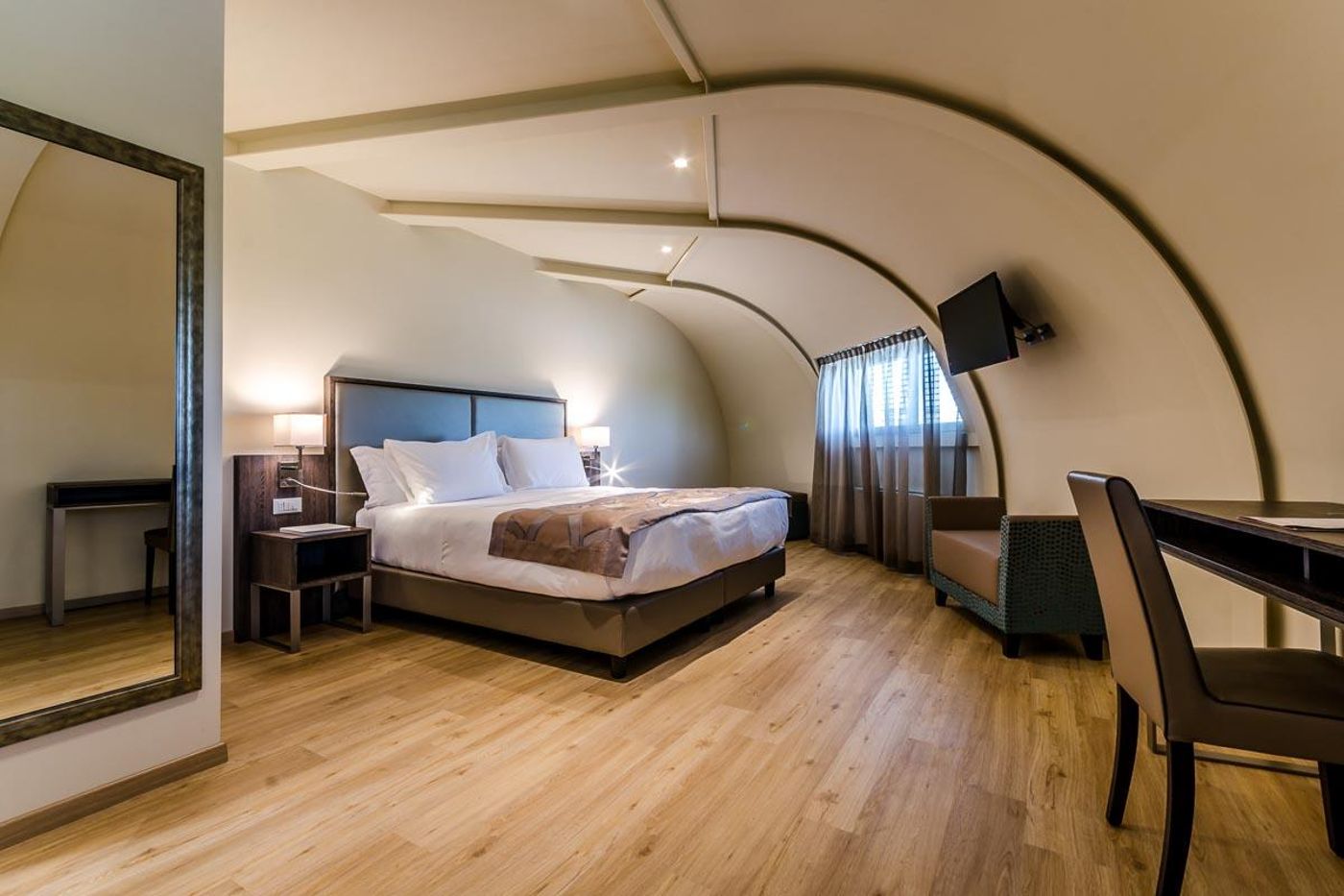 Smart-Hotel-Holiday-Room-24