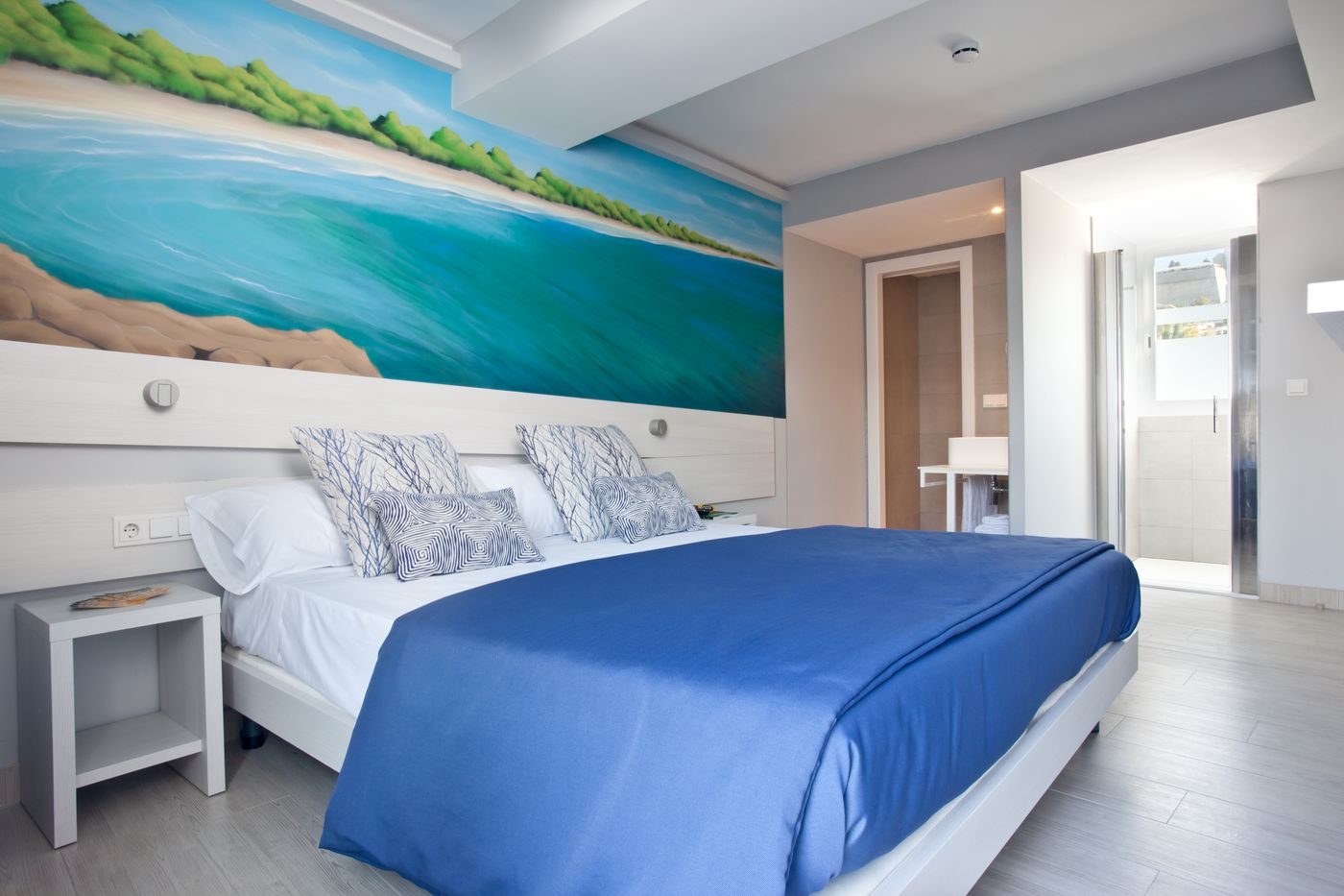 Hotel-Ryans-La-Marina-Room-18