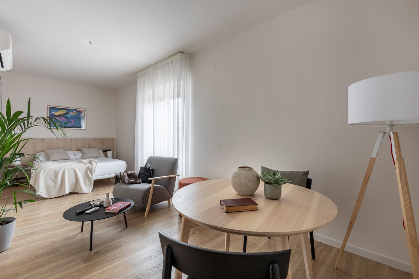 Room-Mate-Laura-Room-7