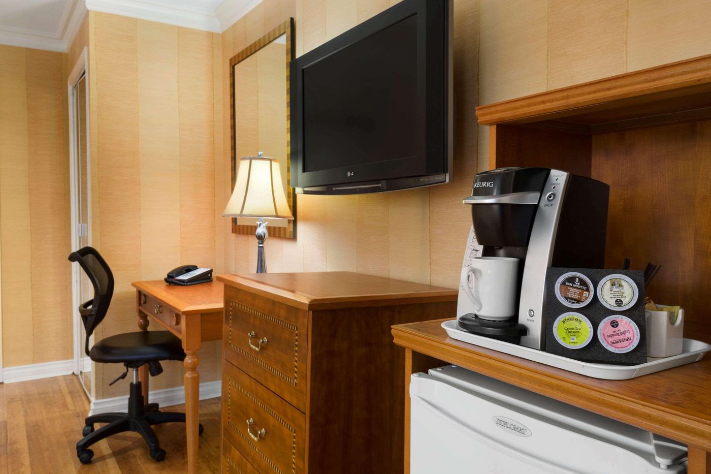 Days-Inn-by-Wyndham-Vancouver-Downtown-Room-8