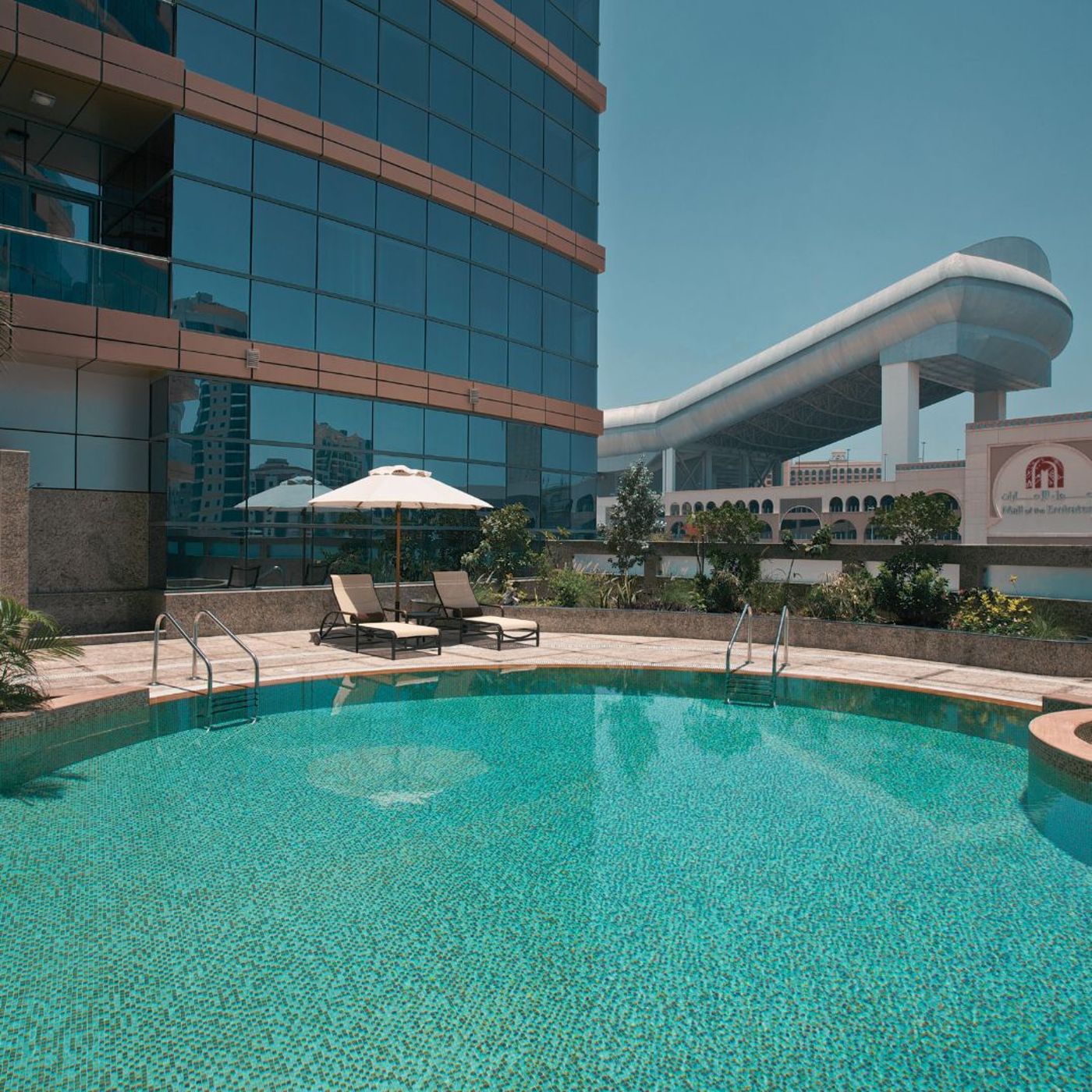 DoubleTree-by-Hilton-Hotel---Residences-Dubai-Pool-2