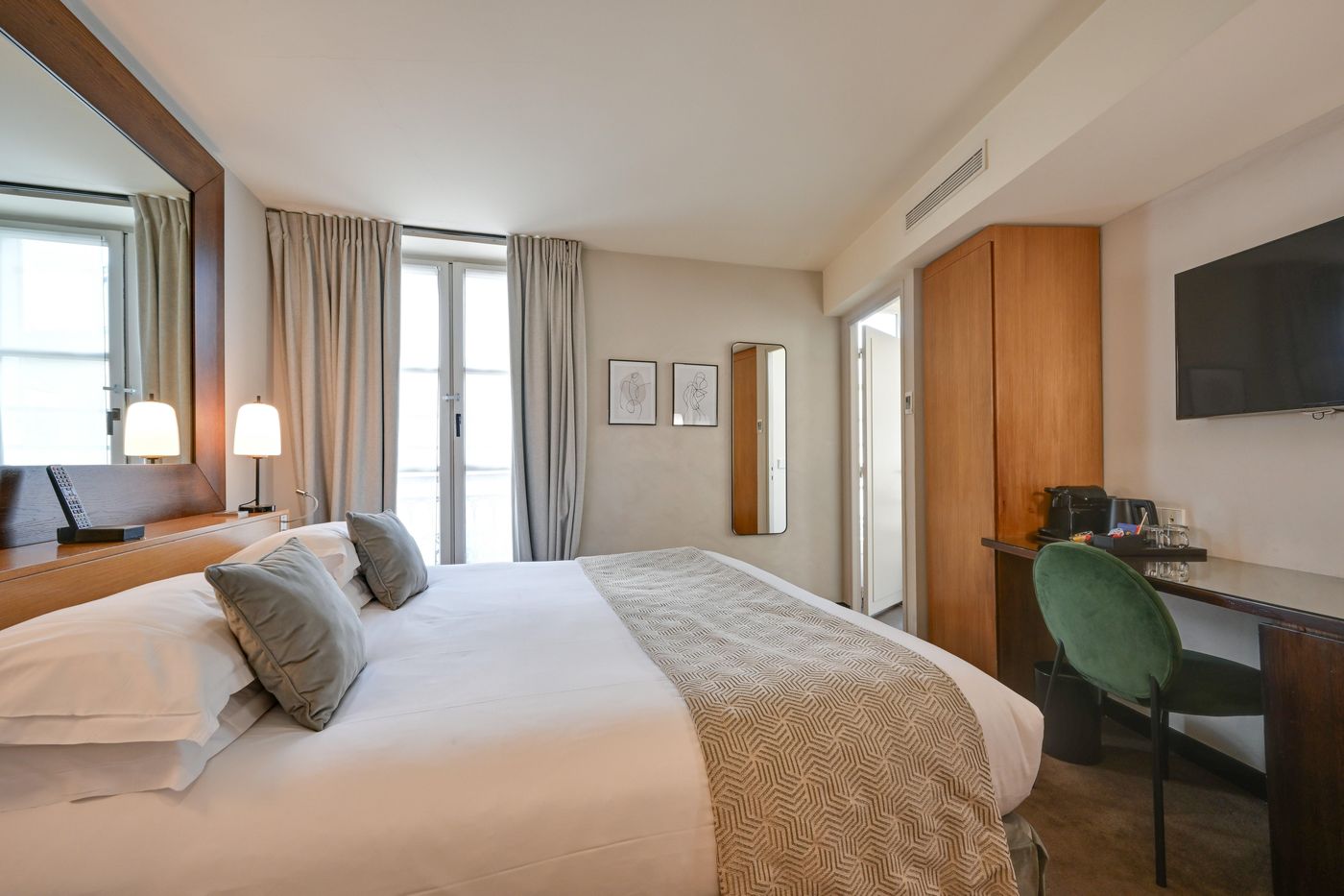 Holiday-Inn-Paris-Palais-de-lElysee-Room-27
