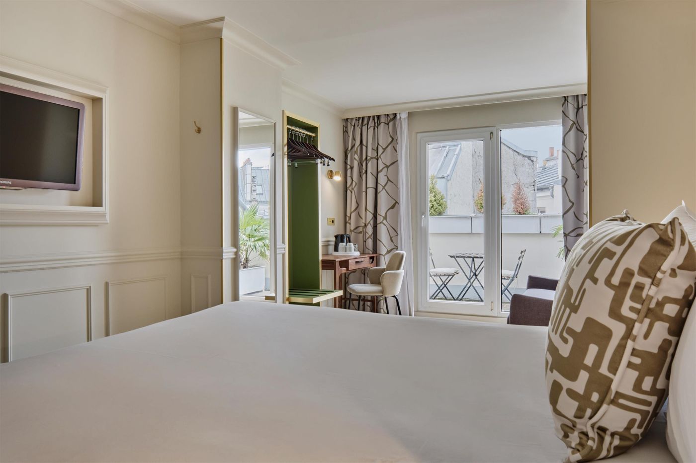 Moulin-Plaza-Room-40