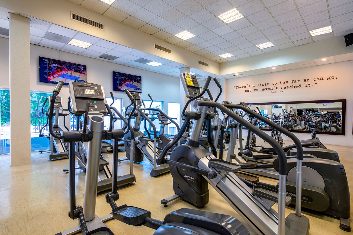 Sunscape-Resort---Spa-Sports-and-Entertainment-75